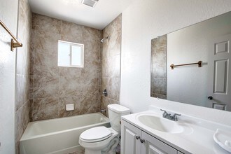 Casa West in Phoenix, AZ - Foto de edificio - Interior Photo