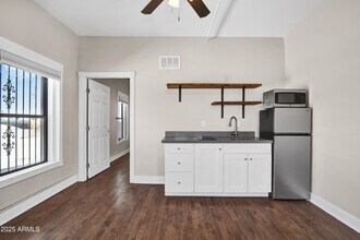 5753 W Glendale Ave in Glendale, AZ - Foto de edificio - Building Photo