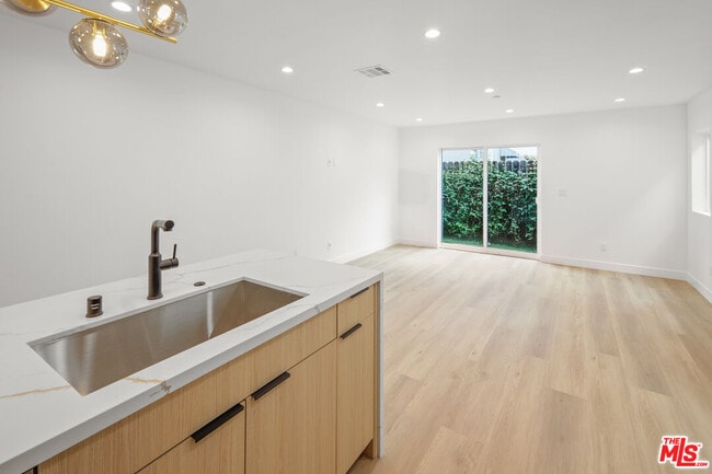 11004 Hortense St in Los Angeles, CA - Building Photo - Building Photo