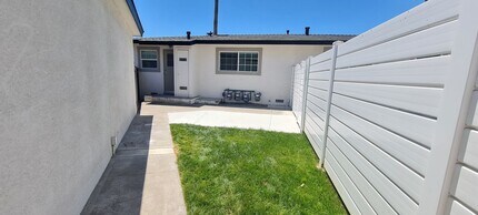 1471 W Almond Ave in Orange, CA - Building Photo - Building Photo