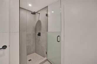 121 NE 5th St, Unit 401B in Miami, FL - Building Photo - Building Photo