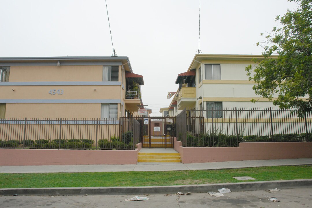 4537-4543 Willowbrook Ave in Los Angeles, CA - Building Photo