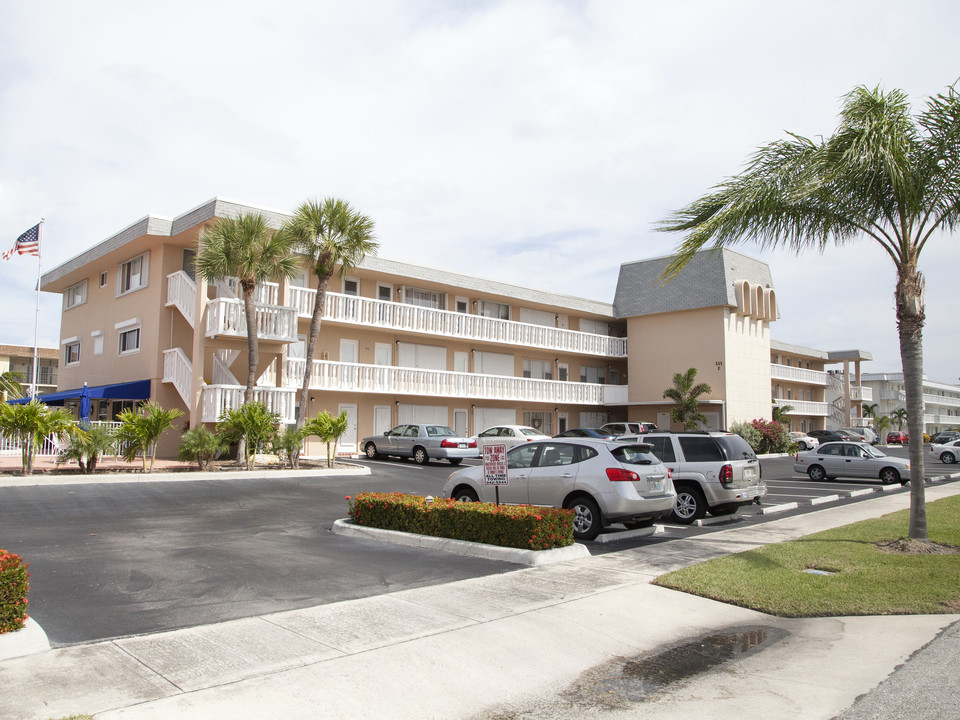 Lake Colony Apartments in North Palm Beach, FL - Building Photo