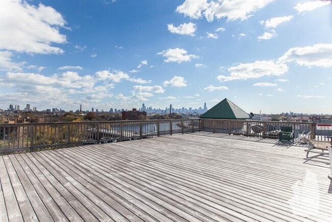 2222 W Diversey Ave, Unit 306 in Chicago, IL - Foto de edificio - Building Photo