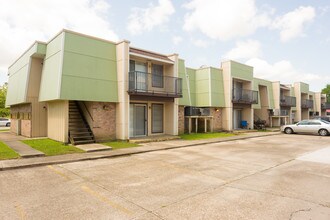 Bayouwood Villa in Sulphur, LA - Building Photo - Building Photo