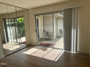 2251 Portola Ln in Westlake Village, CA - Foto de edificio - Building Photo