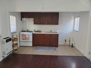2305 Lemon Ave-Unit -7 in Signal Hill, CA - Building Photo - Building Photo