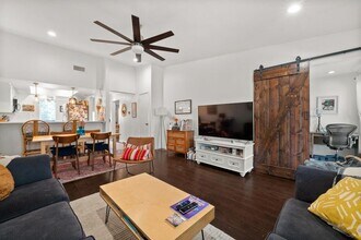 1101 Hollow Creek Dr in Austin, TX - Building Photo - Building Photo