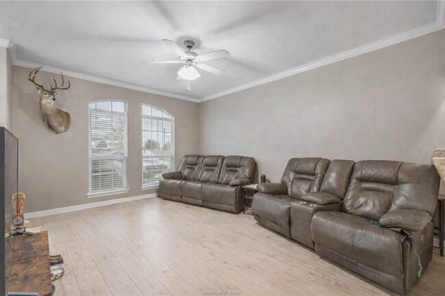 August 2026 Pre-Lease 4 bed Lakeridge - NO CARPET! in College Station, TX - Foto de edificio - Building Photo