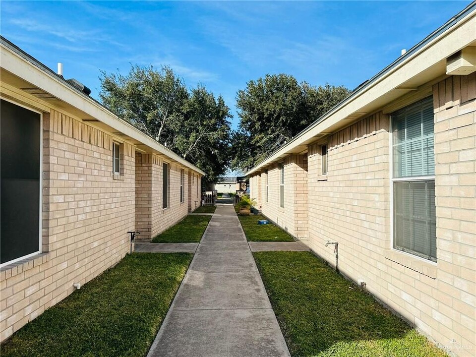 1310 Acme Ln-Unit -1 in Edinburg, TX - Building Photo
