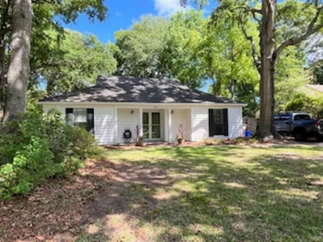 1810 Walsingham Way in Charleston, SC - Building Photo - Building Photo