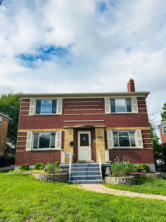 4216 Applegate Ave, Unit 1 in Cheviot, OH - Building Photo