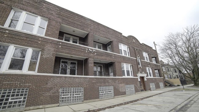 3905 W Belden Ave-Unit -1 in Chicago, IL - Building Photo - Building Photo