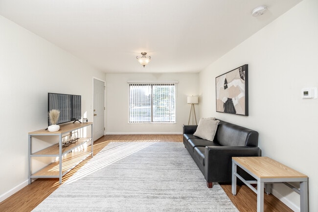 Manville Terrace in Iowa City, IA - Building Photo - Interior Photo