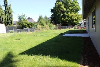 2011 NE 10th Ave in Hillsboro, OR - Foto de edificio - Building Photo