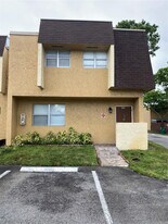 5668 Blueberry Ct in Lauderhill, FL - Building Photo