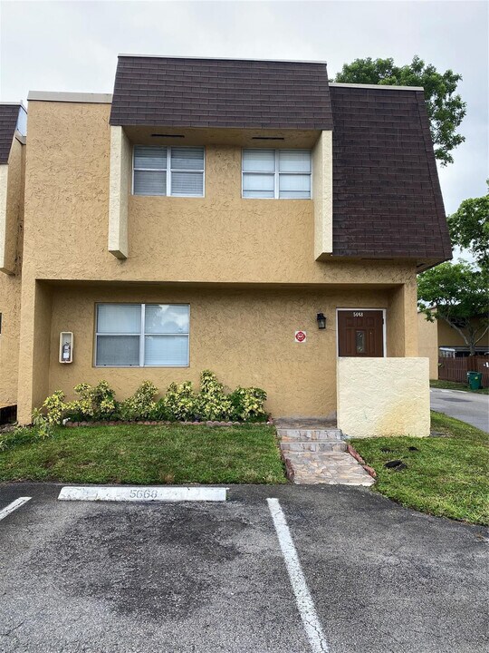 5668 Blueberry Ct in Lauderhill, FL - Building Photo