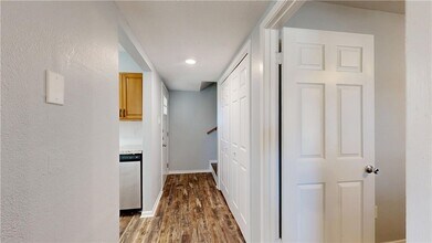 1325 Airline Dr in College Station, TX - Foto de edificio - Building Photo