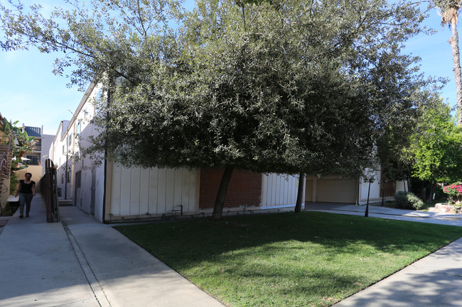 330 E Dryden St in Glendale, CA - Building Photo - Building Photo