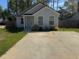 21 Graham Trail in Crawfordville, FL - Building Photo