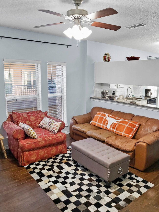 2414 Longview St in Austin, TX - Foto de edificio - Building Photo