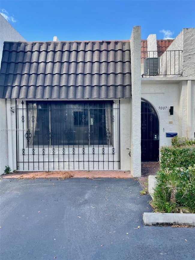 9007 SW 62nd Terrace in Miami, FL - Building Photo - Building Photo