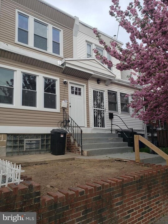 4131 Gilham St Photo
