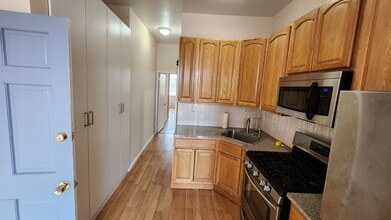 6116 55th St, Unit 2L in Maspeth, NY - Foto de edificio - Building Photo