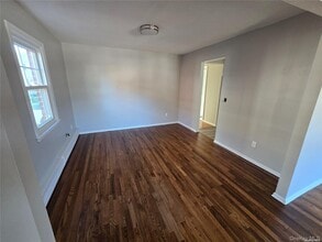 70 E Valley Stream Blvd in Valley Stream, NY - Building Photo - Building Photo