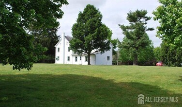 472 Buckelew Ave in Monroe Township, NJ - Building Photo - Building Photo