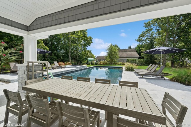 935 Corey Creek Ln in Southold, NY - Building Photo - Building Photo