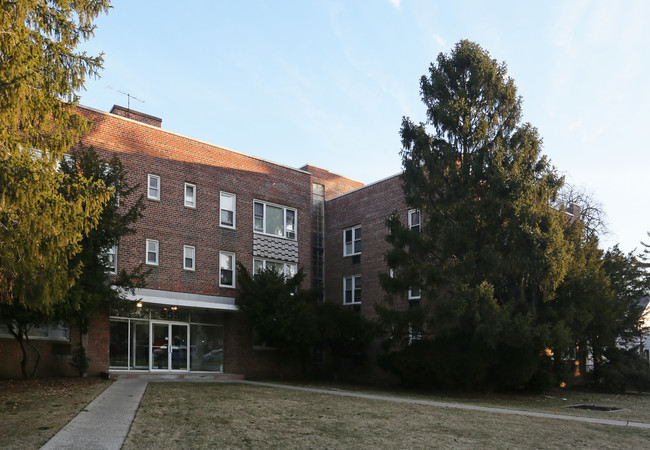 555 Front Street in Hempstead, NY - Foto de edificio - Building Photo