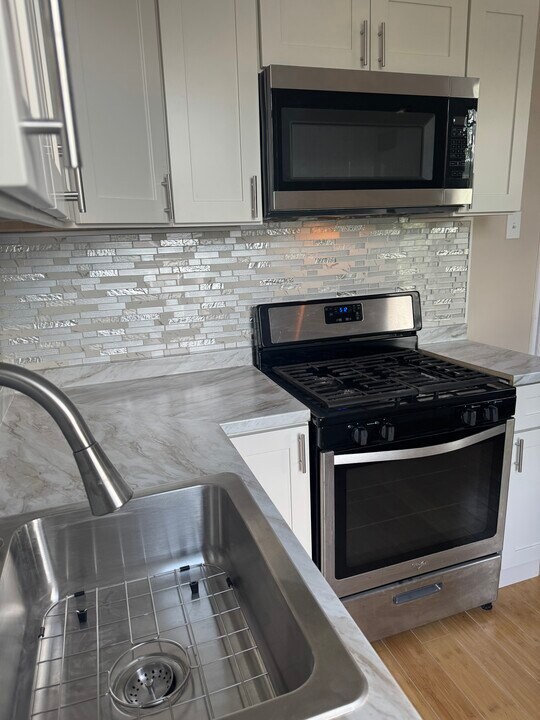 265 N 7th St, Unit Modern and Spacious in Newark, NJ - Building Photo