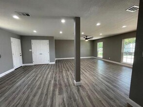 225 E Coral Way in Grand Prairie, TX - Building Photo - Building Photo