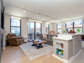 330 N Jefferson St in Chicago, IL - Building Photo - Building Photo
