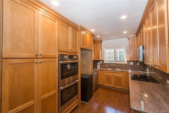 1054 N Grand St in Orange, CA - Foto de edificio - Building Photo