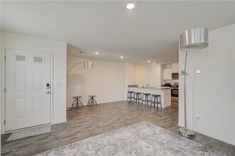 360 Summer Sparrow Ave in Henderson, NV - Building Photo - Building Photo