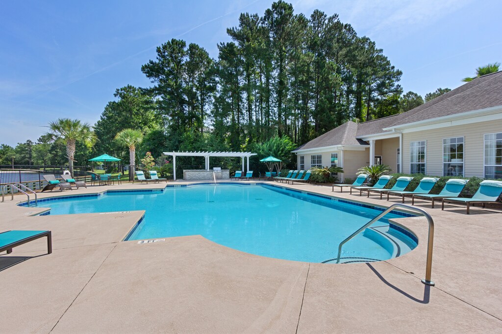 The Retreat at Grande Lake Apartments in Brunswick, GA - Building Photo