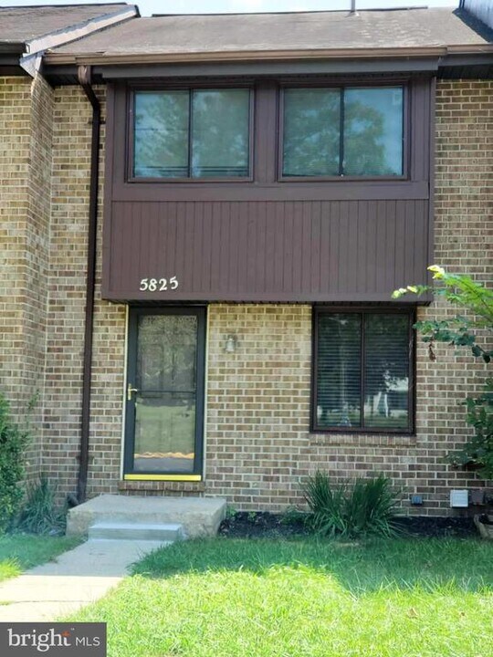 5825 Hunt Hill Dr in Elkridge, MD - Building Photo