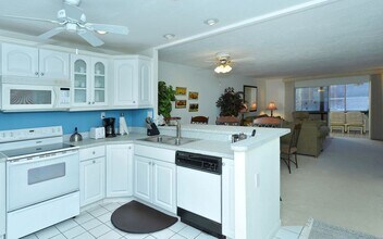 1080 W Peppertree Ln in Siesta Key, FL - Building Photo - Building Photo