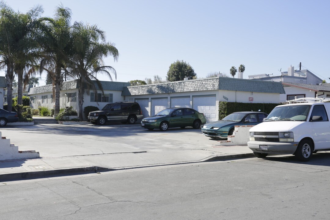 7912 Newman Ave in Huntington Beach, CA - Foto de edificio