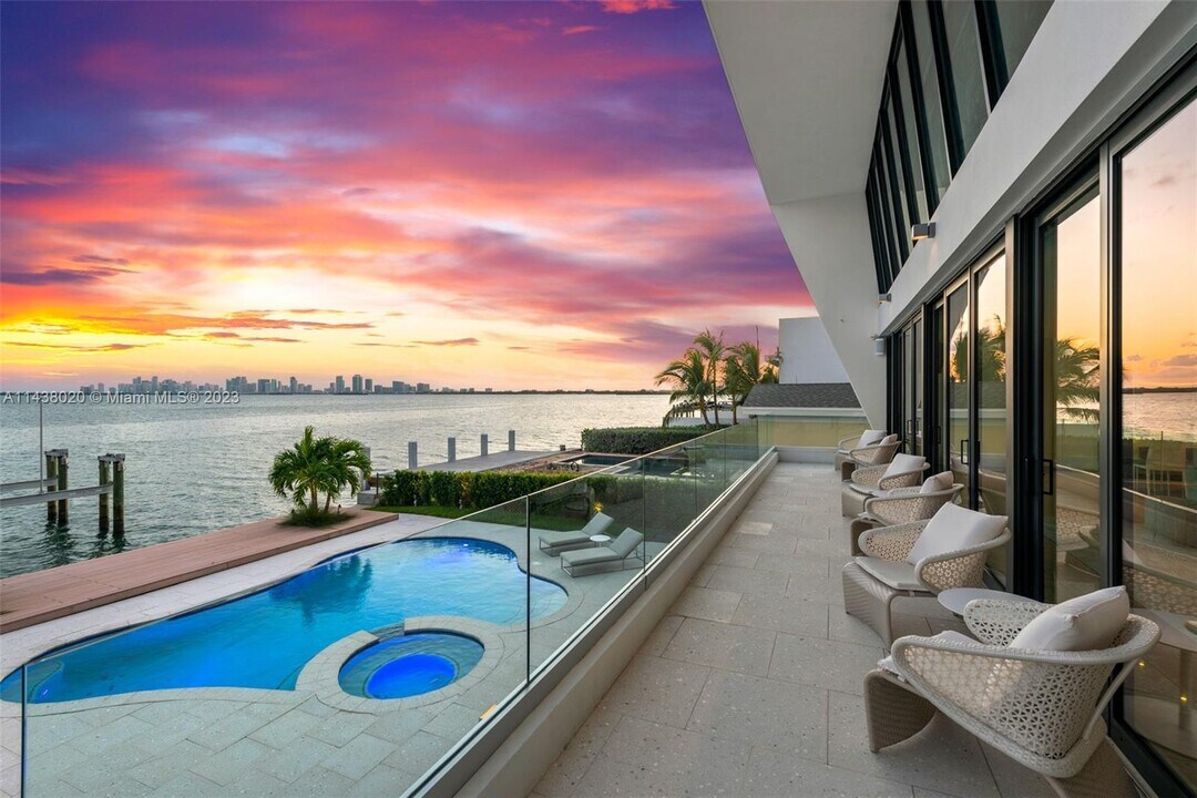 1580 S Treasure Dr in North Bay Village, FL - Foto de edificio