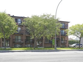 18094-18124 De Pierrefonds Boul in Pierrefonds, QC - Building Photo