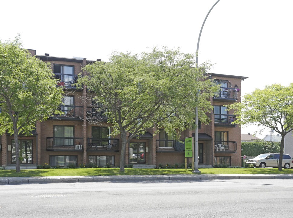 18094-18124 De Pierrefonds Boul in Pierrefonds, QC - Building Photo