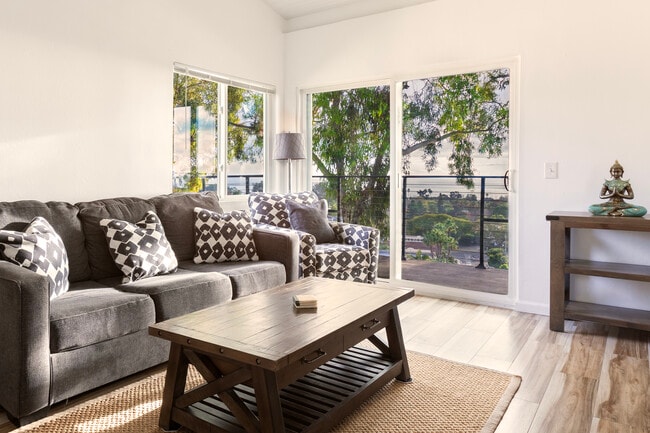 Channel View Apartments in Santa Barbara, CA - Foto de edificio - Building Photo