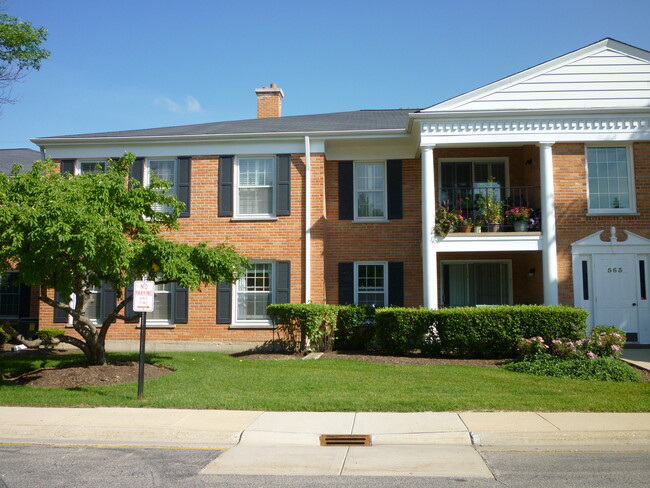 563 Shorely Dr in Barrington, IL - Foto de edificio - Building Photo