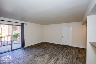 4921 River Glen Dr in Las Vegas, NV - Building Photo - Building Photo