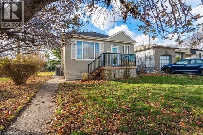 204 Glow Ave in Hamilton, ON - Building Photo - Building Photo