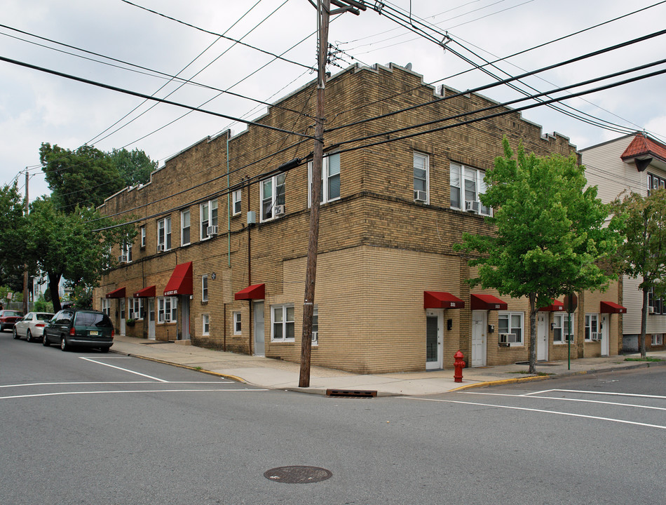 325 Elm St in Kearny, NJ - Building Photo