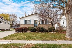 22143 Pleasant Ave in Eastpointe, MI - Building Photo